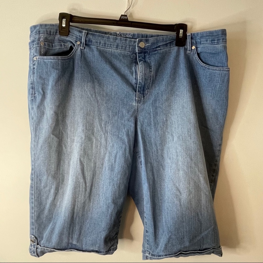 Gloria Vanderbilt light wash capris